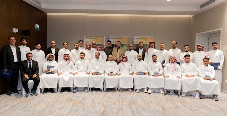 مجموعة المعلم تنظم دورة متخصصة في الذكاء الاصطناعي